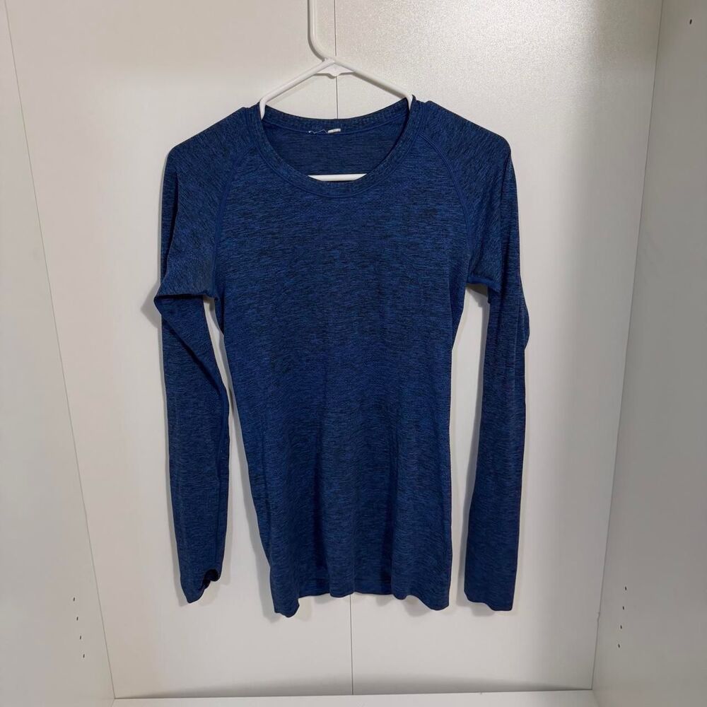 Lululemon Women's Blue and Navy Sweatshirt